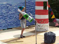 Jens wirft die Flasche ins Meer ...